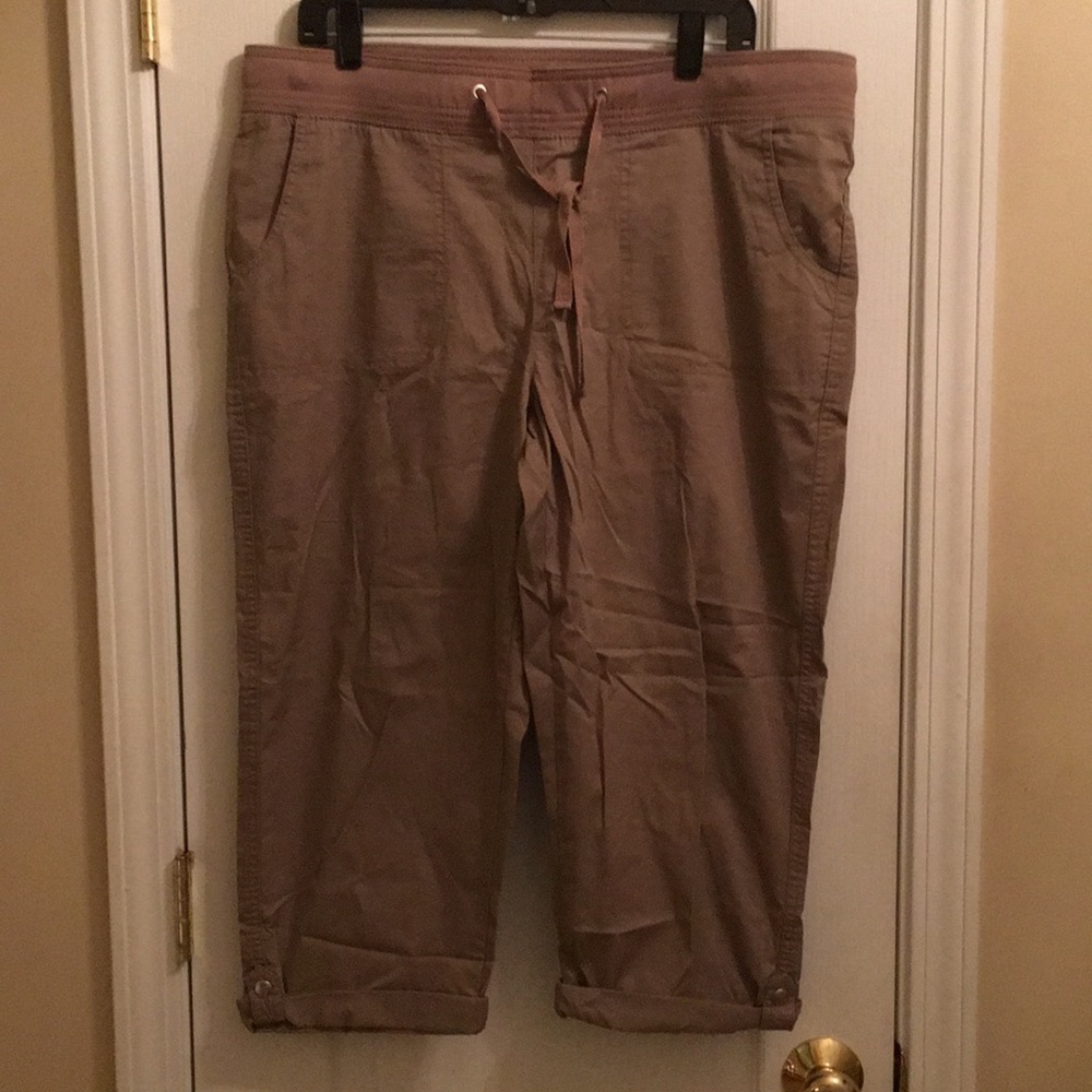 Lee khaki crops/capris